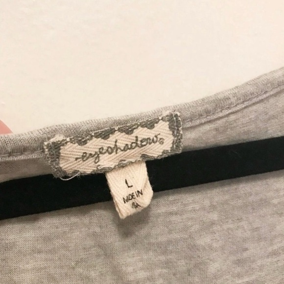 ✨✨5/$10✨✨ EyeShadow Women's Size L Gray Short Sleeve Blouse/Top Because Kids - Picture 4 of 4